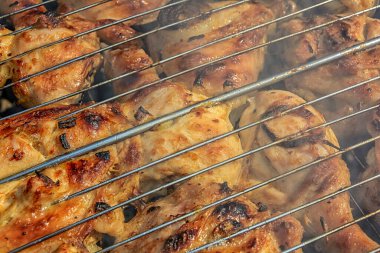 Lezzetli taze kızarmış tavuk eti fotoğrafları.