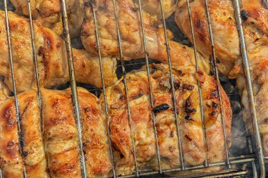 Lezzetli taze kızarmış tavuk eti fotoğrafları.