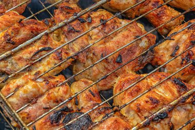 Lezzetli taze kızarmış tavuk eti fotoğrafları.