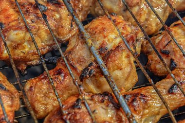 Lezzetli taze kızarmış tavuk eti fotoğrafları.