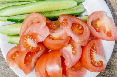 Lezzetli domatesler ve salatalıkların yemek fotoğrafı.