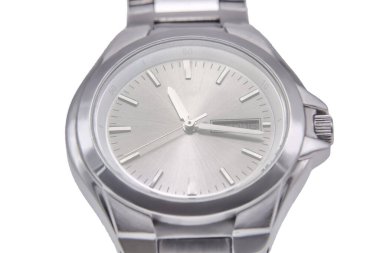 Metal kayışlı metal çantadan yapılmış erkek kol saati.