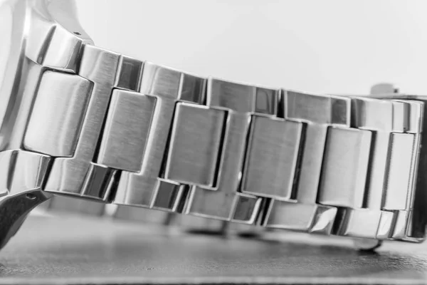 クロム色の男性用腕時計からの金属ブレスレット — ストック写真