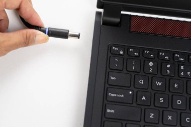 Pil şarj fişi ile dizüstü bilgisayara yakın çekim