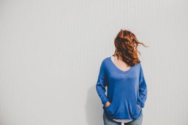 Rüzgarlı bir günde Kızıl saçlı kadın