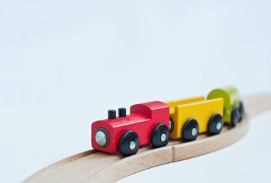 Renkli bloklar ile ahşap oyuncak tren. Eğitici oyuncaklar.