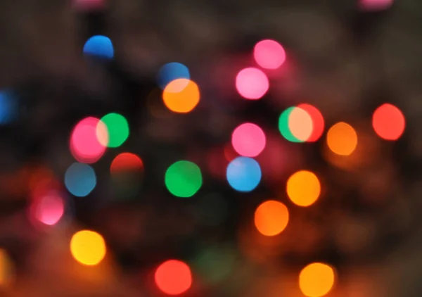 Weihnachtshintergrund.glühende und festlich gefärbte Lichtkreise, die in der Kamera entstehen — Stockfoto