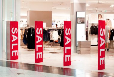 Giyim mağazasının girişindeki kırmızı reklam afişi. Mevsimlik indirimler, indirimli satışlar, Kara Cuma ve alışveriş konsepti. Online mağazalardan alışveriş yapmak. Ağustos 2020, Krasnodar, Rusya