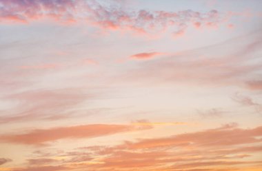 Gün batımından önce bulutlu güzel bir gökyüzü. Ateşli yaz günbatımı