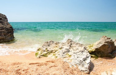 Kumlu, şeffaf, berrak bir deniz. Karadeniz kıyısında. Sahilde tatiller