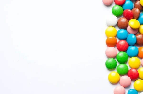 Barevné Kuličky Cukru Bílém Pozadí Čokoládové Bonbóny Pokryté Pestrobarevnou Cukrovou — Stock fotografie