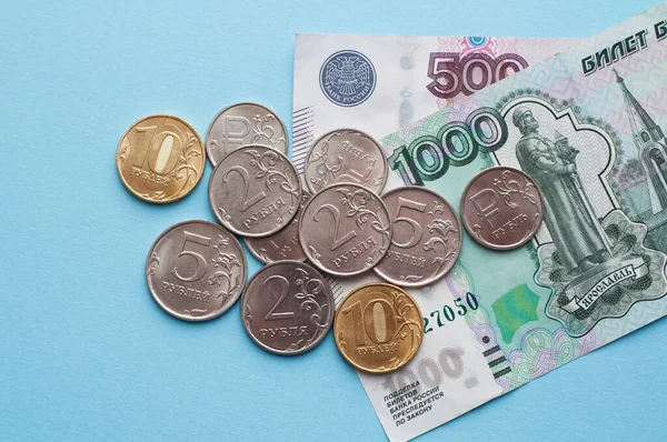 Russische Rubel Auf Blauem Hintergrund Tausend Scheine Und Verschiedene Münzen — Stockfoto