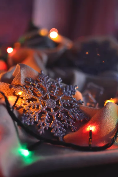 Prata brilhante floco de neve decorações de Natal nas luzes de uma grinalda — Fotografia de Stock