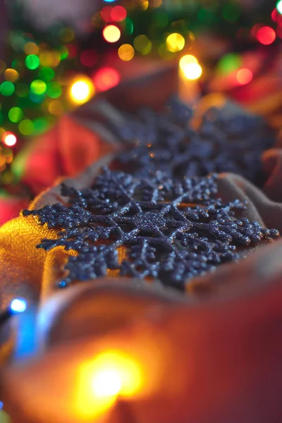 Floco de neve de prata brilhante, decorações xmas nas luzes de uma grinalda — Fotografia de Stock