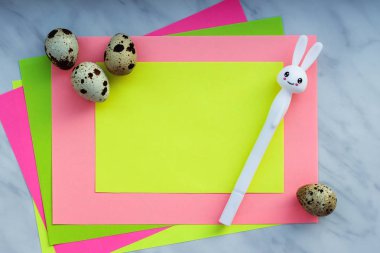 bir kalem-tavşan ve eggs.background Paskalya kartı ile yazmak için boş alan. Metin için boş alan.