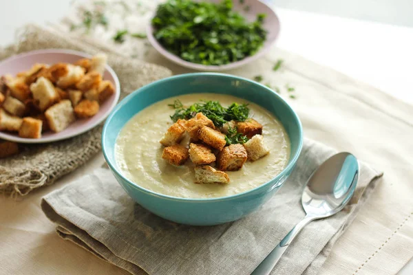 ev yapımı bir mavi plaka croutons mantar çorbası. fotoğrafta ışık renkleri. rustik tarzı