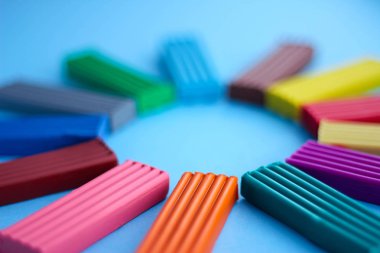 çok renkli hamuru yaratıcılık çocuklu bir malzemedir. ince motor becerileri modelleme-geliştirilmesi. mavi bir arka plan üzerinde görünümü top.