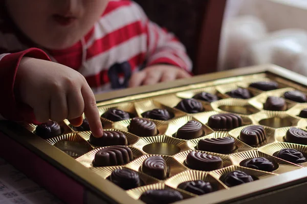 çocuk alır candy.the çocuk şeker yiyor ve daha fazlasını istiyor
