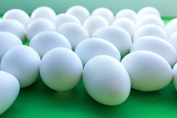 Белые яйца на зеленом фоне. — стоковое фото