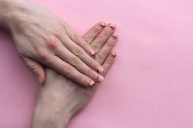 çivi jel Lehçe sonra. manicure.untidy, pembe arka plan eller önce çivi kavramını.
