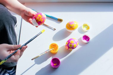 Paskalya yumurta çocuklar ile boyama. ortak yaratıcılık, sınıflar geliştirmek. Üstten Görünüm