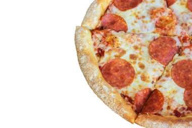 sosis dilimleri ile pepperoni pizza. Yalıt.