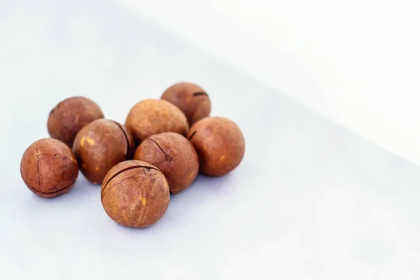 Rijpe macadamia noten close-up. gezonde voeding, vitaminen — Stockfoto