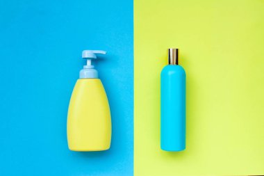 sarı-mavi arka planda mavi ve sarı şişeler. metnin altında boşluk. temiz plastik ambalaj.