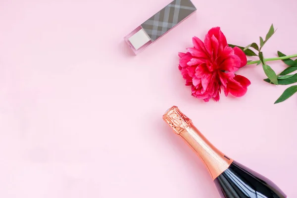 şenlikli düzeni kızlar, şampanya bir şişe, kozmetik, kırmızı akış