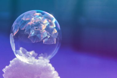 Gün batımında kar üzerinde Dondurulmuş sabun kabarcık topu, kristal oluşumu