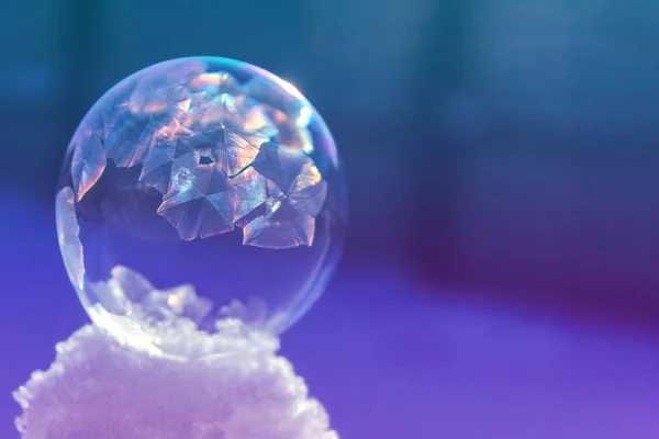 Gün batımında kar üzerinde Dondurulmuş sabun kabarcık topu, kristal oluşumu