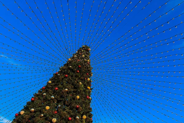 Weihnachtskarte. Dekoriert mit Kugeln Tanne mit einer Lichterkette. — Stockfoto