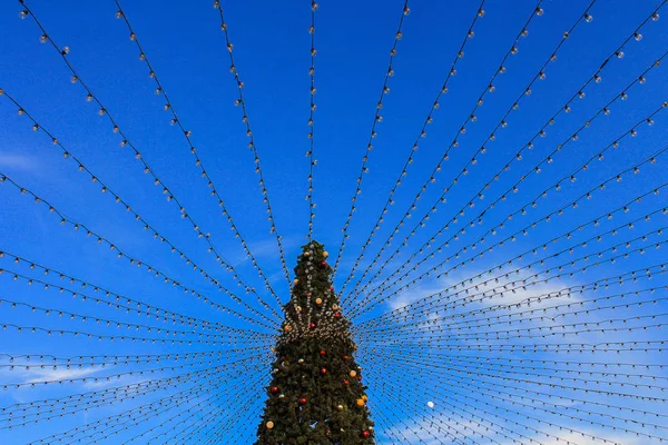 Weihnachtskarte. Dekoriert mit Kugeln Tanne mit einer Lichterkette. — Stockfoto