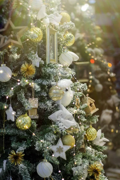 Yeni yılı kutlamak için beyaz ve altın renklerde Noel ağacı — Stok fotoğraf