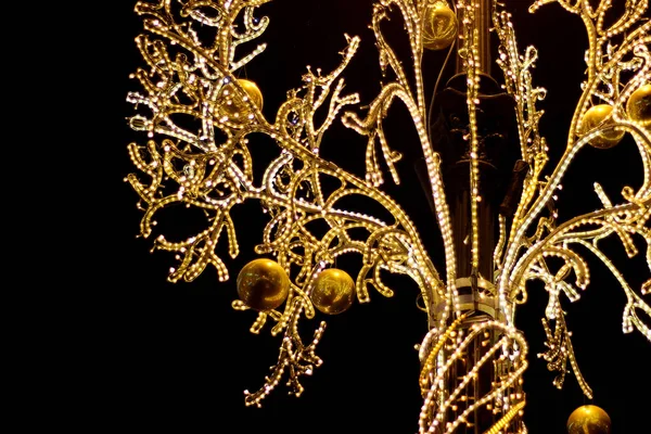 Albero d'oro. Decorazione di Natale di strade. copia spazio — Foto Stock