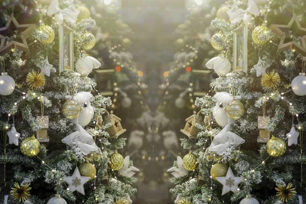 Рождественская елка в белых и золотых тонах для празднования Нового года . — стоковое фото