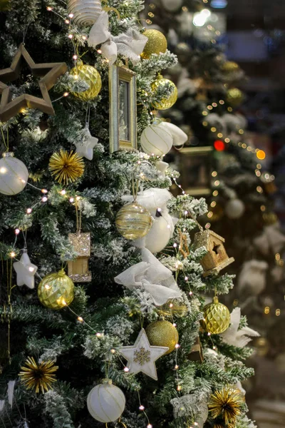 Weihnachtsbaum in weiß und gold zur Feier des neuen Jahres — Stockfoto