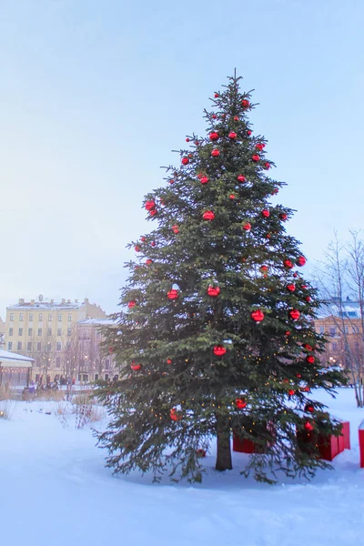 Weihnachtsbaum in weiß und gold zur Feier des neuen Jahres. — Stockfoto