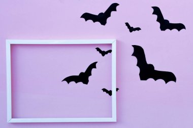 siyah kağıt yarasalar ve pembe arka plan üzerinde beyaz çerçeve.