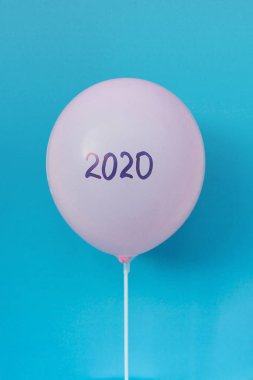 yeni yıl 2020.pembe balon mavi arka plan, minimalizm