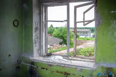 Terk edilmiş eski bir ev. Yoksulluk ve acil konut kavramı.