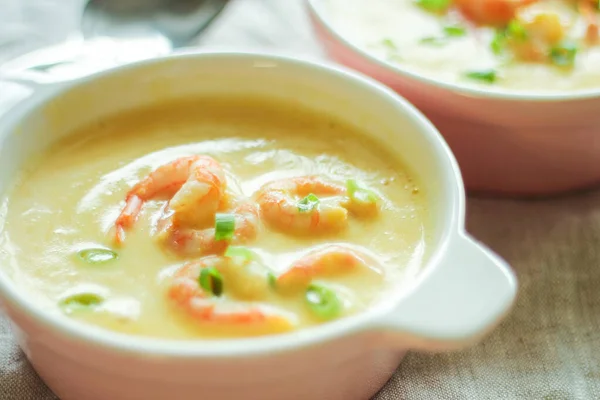 Tasty cream soup with fresh shrimps on table — Stock Photo, Image