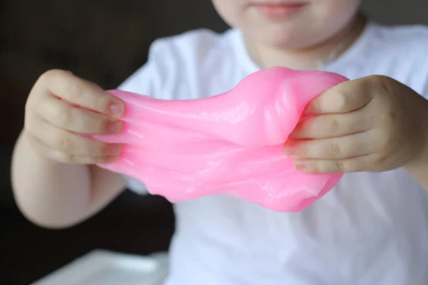 bir çocuk Slyme oynar