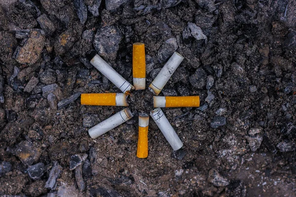 Colillas Cigarrillos Forma Sol Copo Nieve Concepto Del Mundo Depresivo —  Fotos de Stock