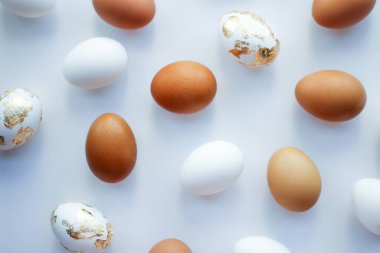 Beyaz arkaplandaki farklı yumurtaların arka planı.