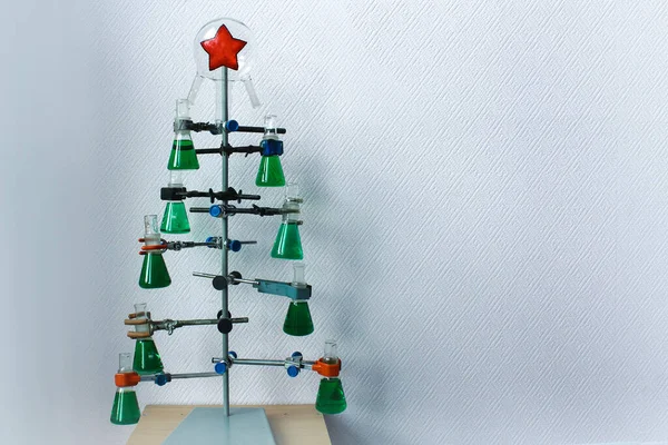 Hausgemachter Weihnachtsbaum Aus Fläschchen Mit Grünen Flüssigkeiten — Stockfoto