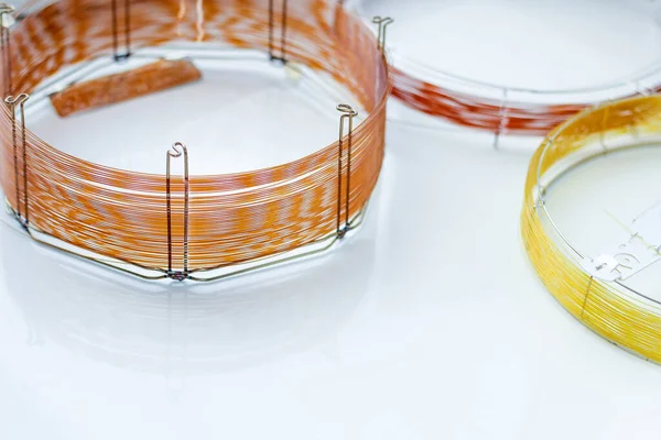 Gaz kromatografik analizi için farklı uzunluktaki kılcal sütunlar. Laboratuvarda analitik kimya için ekipman.