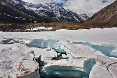 Dağlar Doğu Sayan nehre üzerine krema