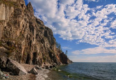 Baykal Gölü kıyısı