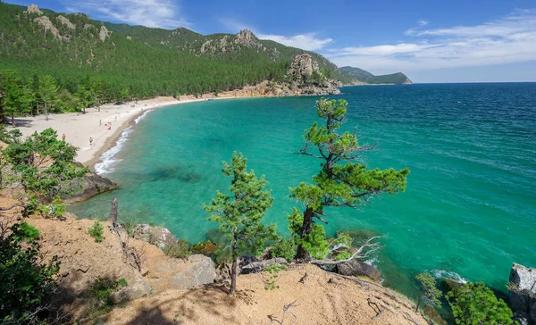 Doğu Sibirya'daki Baykal Gölü üzerinde kumlu cove
